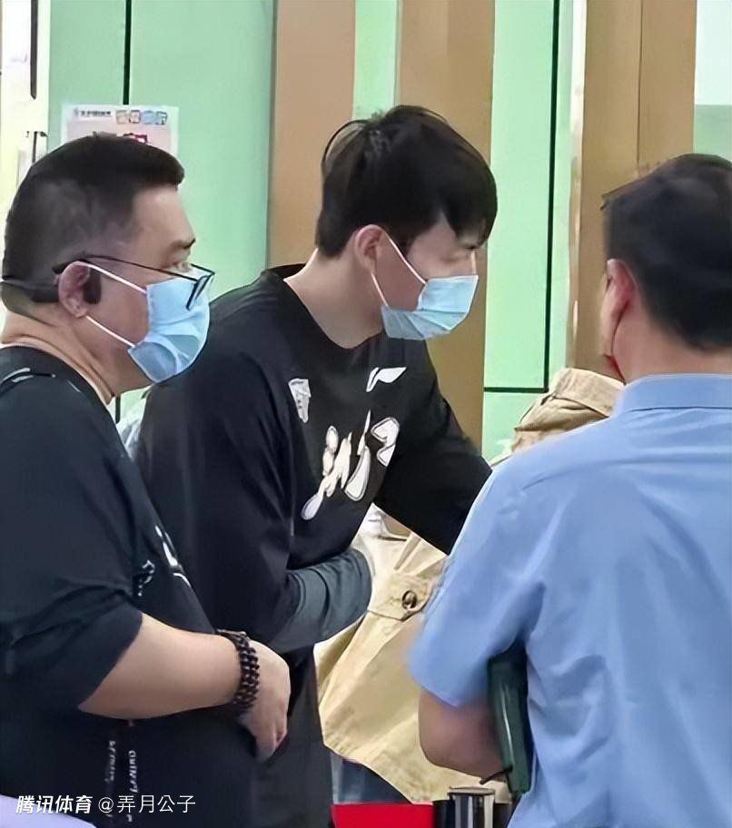 光我身上穿戴的衣物就至少值五千万。